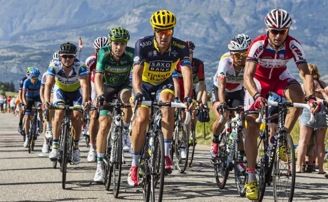 Tylko 5000 kibiców Tour De France przywita kolarzy na Polach Elizejskich