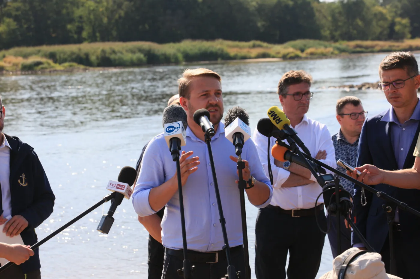 "Co robi rząd, na wczasy pojechał?". Burzliwa konferencja na brzegu skażonej Odry