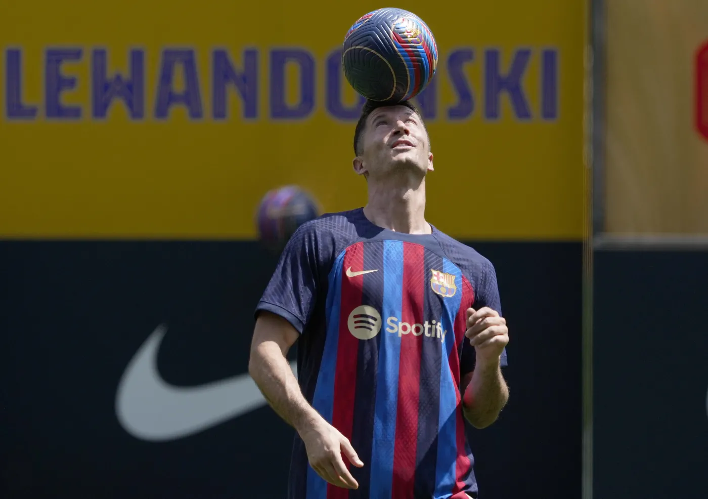 Zobacz "magiczne sztuczki" Lewandowskiego na Camp Nou [WIDEO]