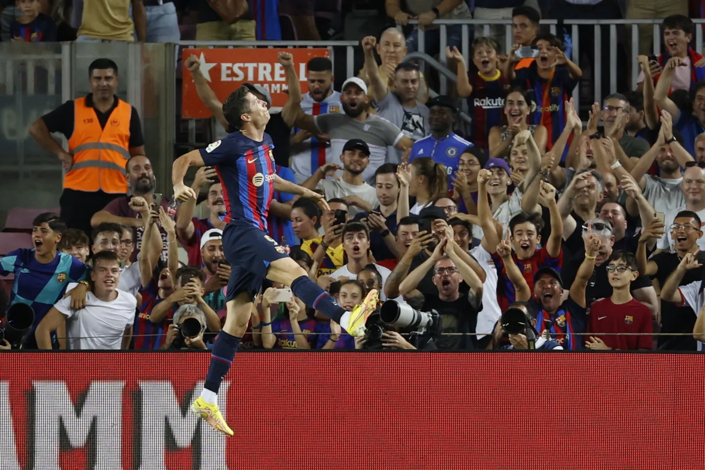 Lewandowski z dwoma golami. Koncert Barcelony na Camp Nou [WIDEO]