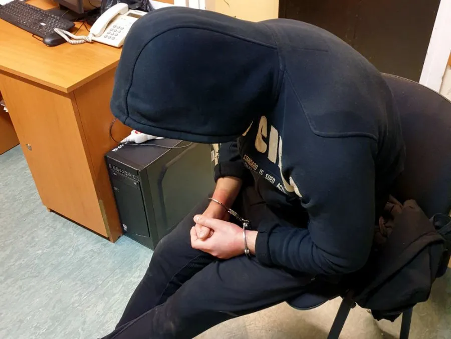 Złodziej chciał ukraść samochód, poprosił o pomoc... policjantów