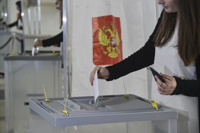 Rosyjskie pseudoreferendum. Głosowanie odbywa się poza komisjami. Bez okazywania dokumentów