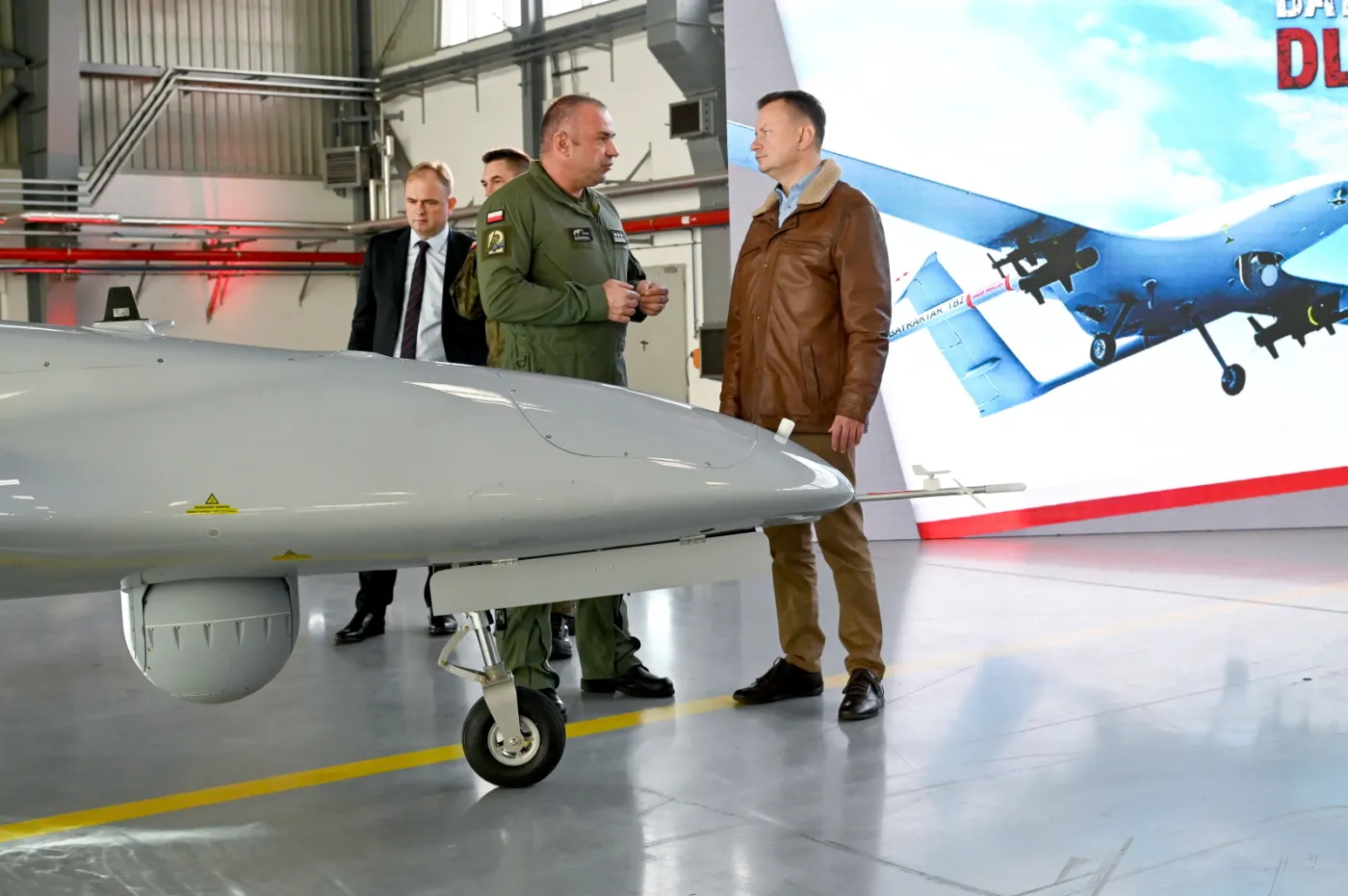 Błaszczak przekazał wojsku Bayraktary. Przy okazji uderzył w opozycję: Mówili, że...