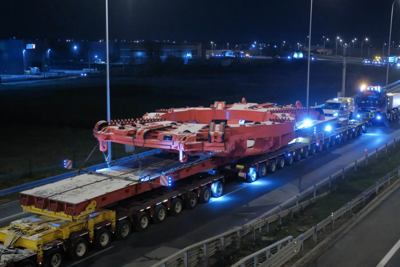 Kret-gigant na 68 kołach brnie przez Polskę. Takiego transportu jeszcze nie było