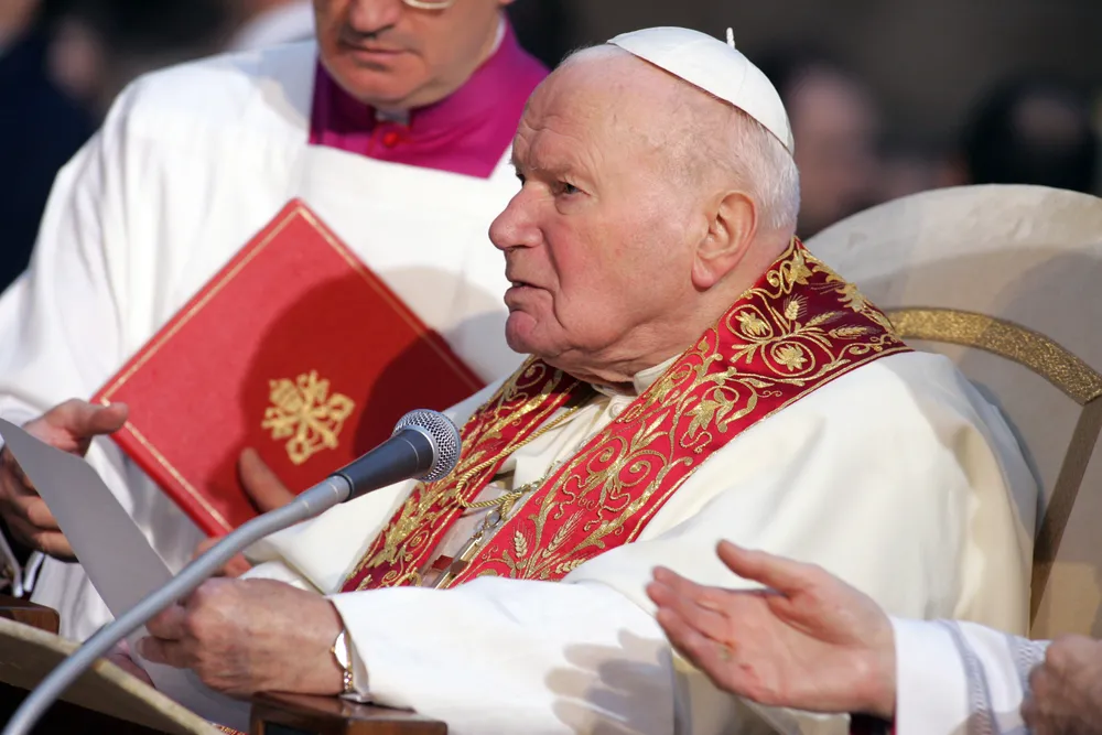 "Fałszywa narracja", "oikofobia". Tak duchowni i politycy bronią Jana Pawła II