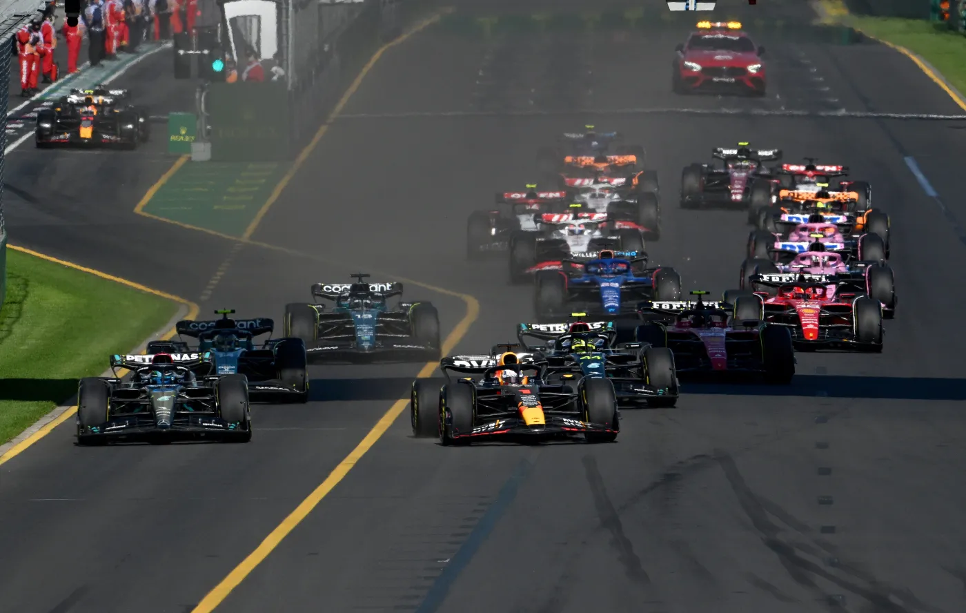 Awarie bolidów i kilka kolizji. Verstappen najszybszy na torze Albert Park w Melbourne