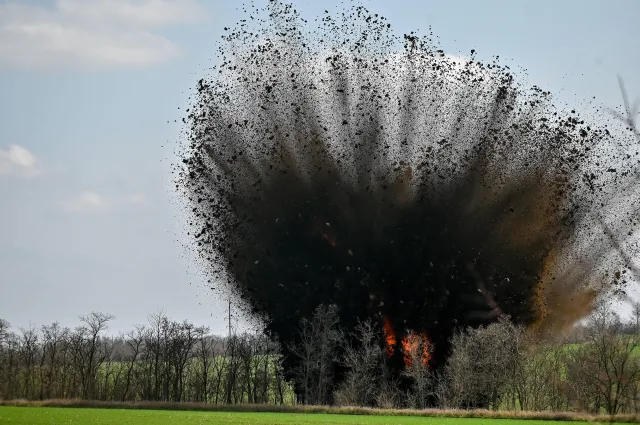 Rosjanie ostrzeliwują całą linię frontu bombami FAB-500. Siły Powietrzne Ukrainy bezradne