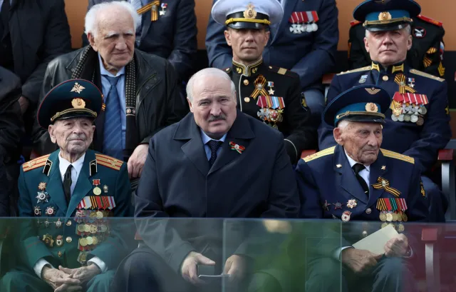 Łukaszenka nie poszedł na śniadanie z Putinem. Miał zabandażowaną rękę i "wyglądał smutno"