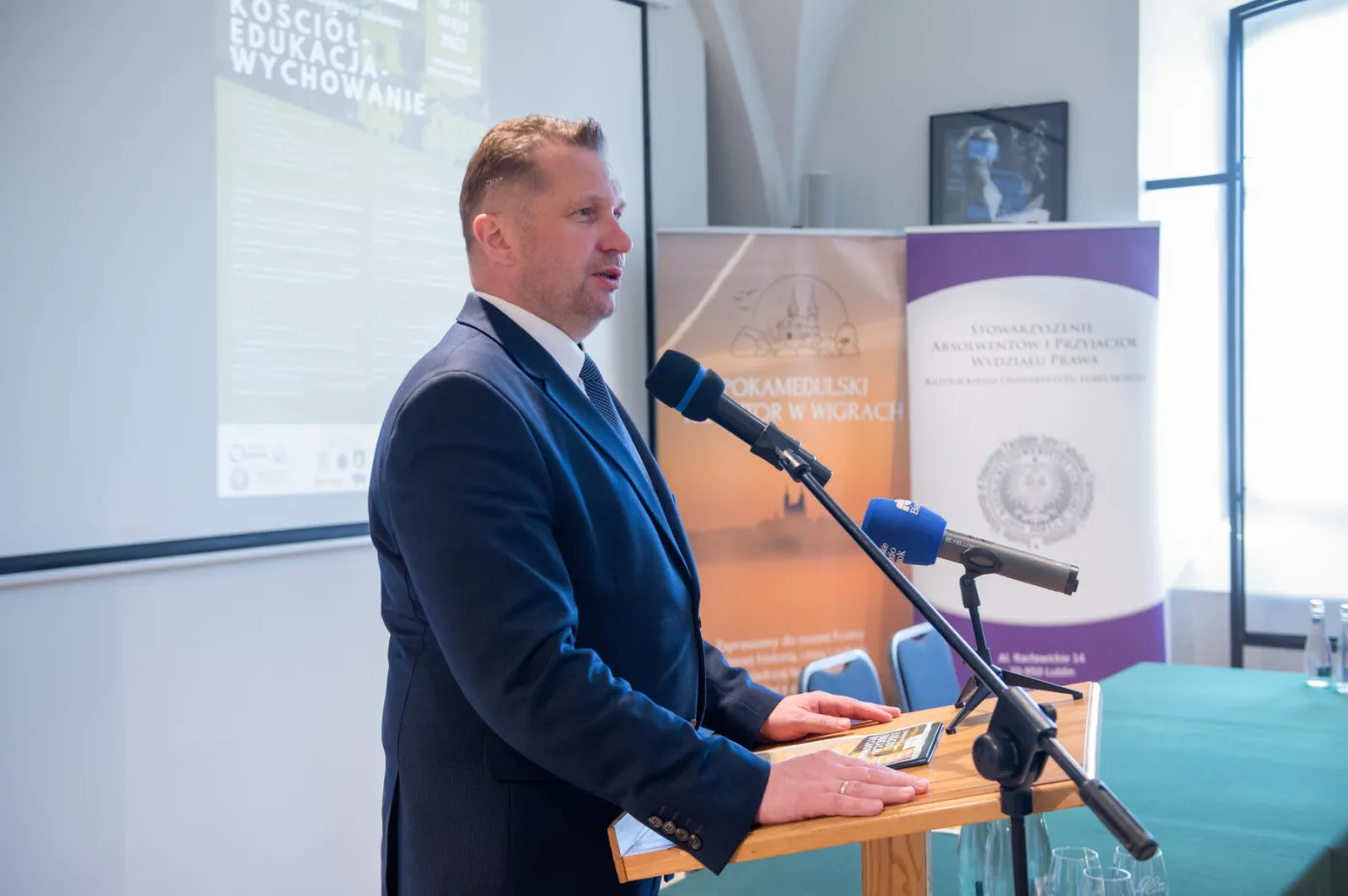 "Chrońmy dzieci". Czarnek powołuje się na słowa prof. Starowicza