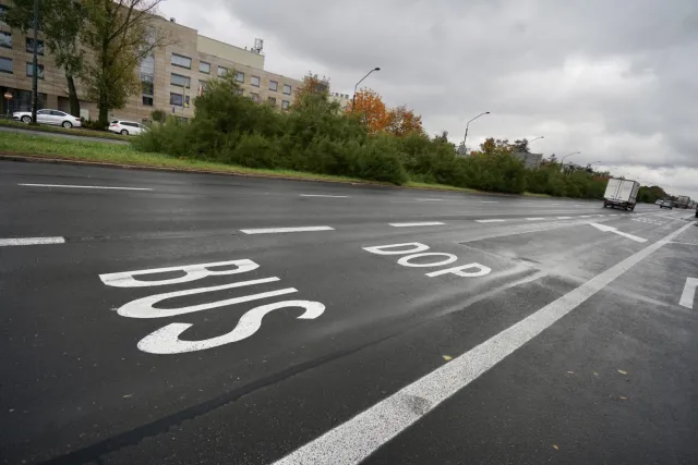 Tak Warszawa ograniczy ruch samochodów. Zwężone ulice i buspasy kosztem jezdni