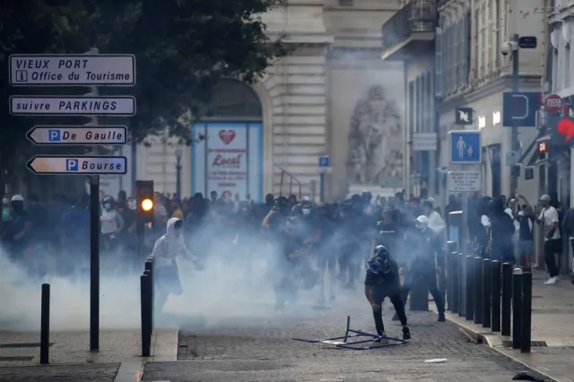 Zamieszki we Francji. Historyk: Przemoc na ulicach świadczy o zdziczeniu społeczeństwa