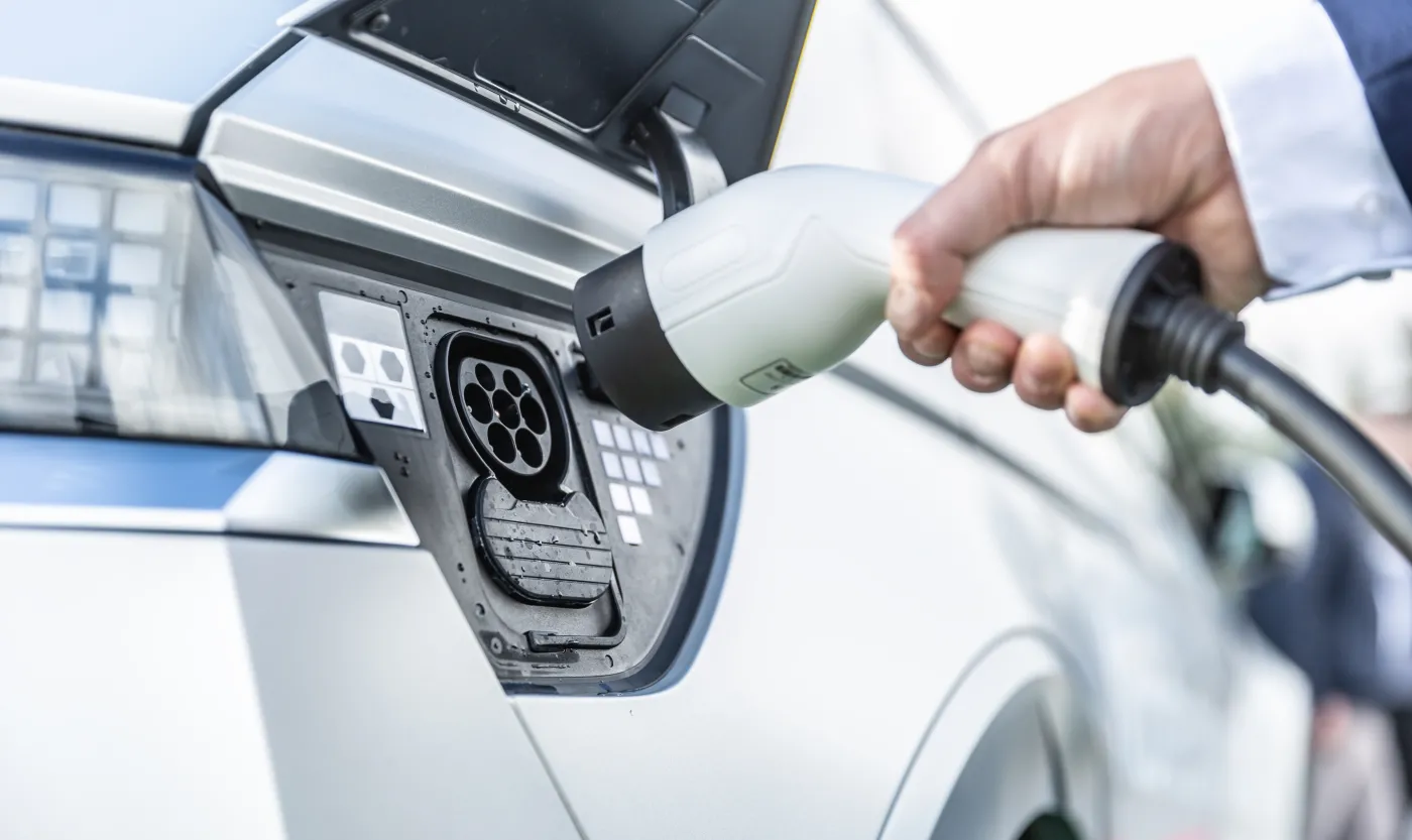 Biedronka postawi sieć ładowarek do elektryków. To wynik nowych przepisów