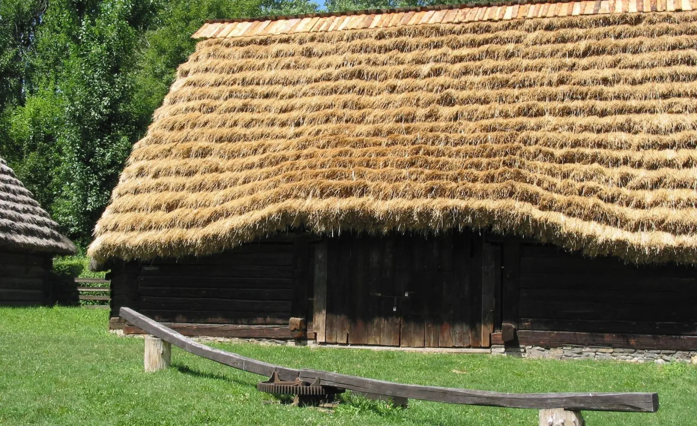 "Pozdrowienia z Warszawy" na zabytkowej stodole. Bezmyślny akt wandalizmu w chorzowskim skansenie