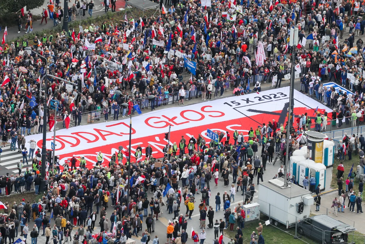 Warszawa, 01.10.2023. Kampania wyborcza do parlamentu 2023. Uczestnicy zorganizowanego przez Koalicję Obywatelską "Marszu Miliona Serc" zbierają się na Rondzie Dmowskiego w Warszawie, 1 bm. Marsz przejdzie ulicami Marszałkowską, Świętokrzyską, Jana Pawła II, a zakończy się na Rondzie Radosława. (mr) PAP/Paweł Supernak