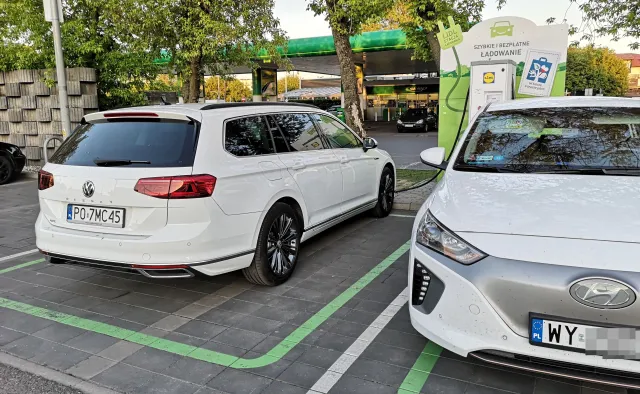 Samochód elektryczny czy hybryda? Różnice kolosalne, a Polacy zdziwieni