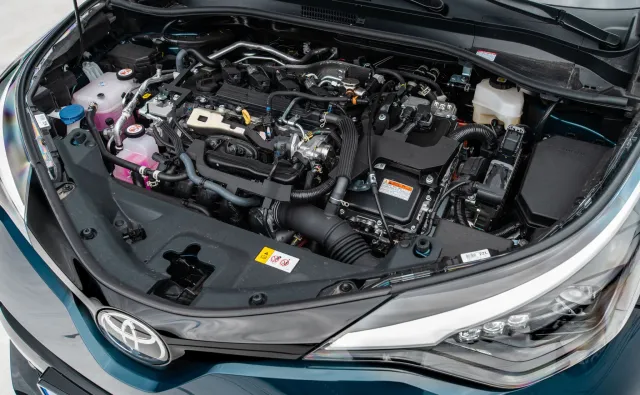 Toyota C-HR czy Yaris Cross? Teraz hybryda 1.8 w cenie 1.5. Oto różnice