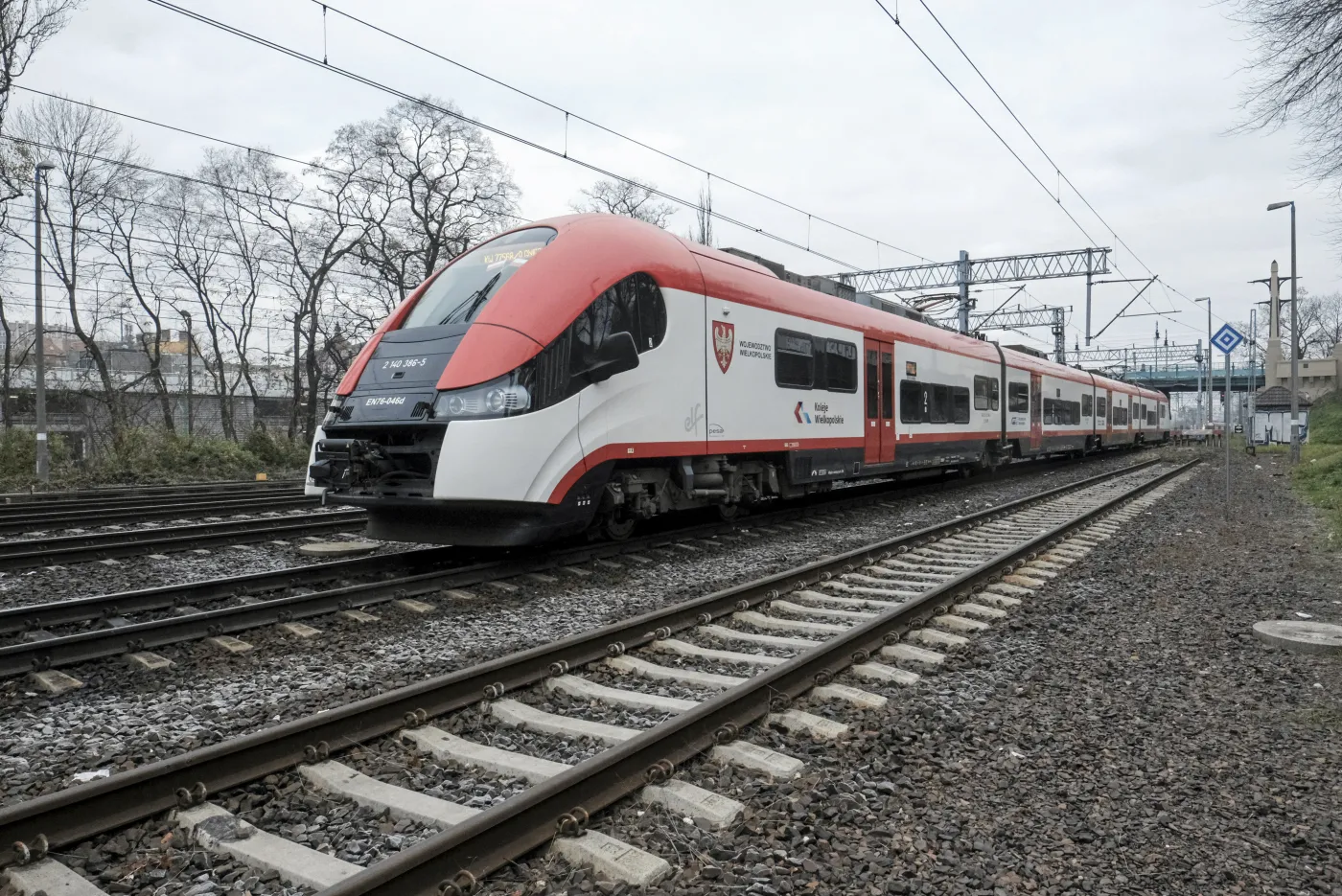 Położył kamień na torach, odprysk wybił szybę pociągu. Nastoletnim sprawcą zajmie się sąd