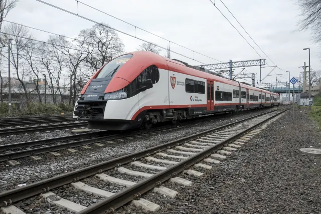 Położył kamień na torach, odprysk wybił szybę pociągu. Nastoletnim sprawcą zajmie się sąd