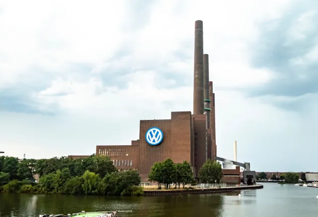 Protest aktywistów przeciw chińskiej fabryce Volkswagena. W ruch miał pójść tort