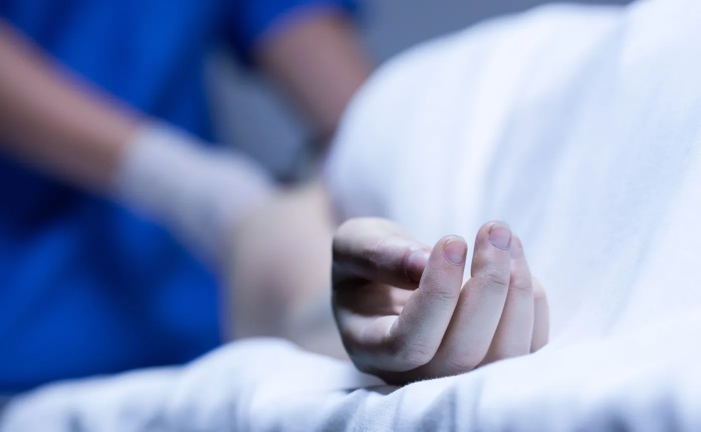 Rosja: Zakażony lekarz, który skarżył się na zwierzchników, wypadł z okna szpitala
