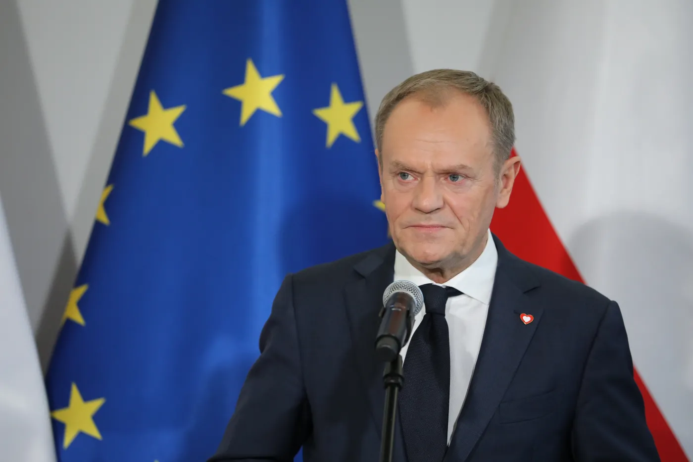 Znieważające Tuska napisy na zabytkowym murze kościoła. Aresztowano sprawcę