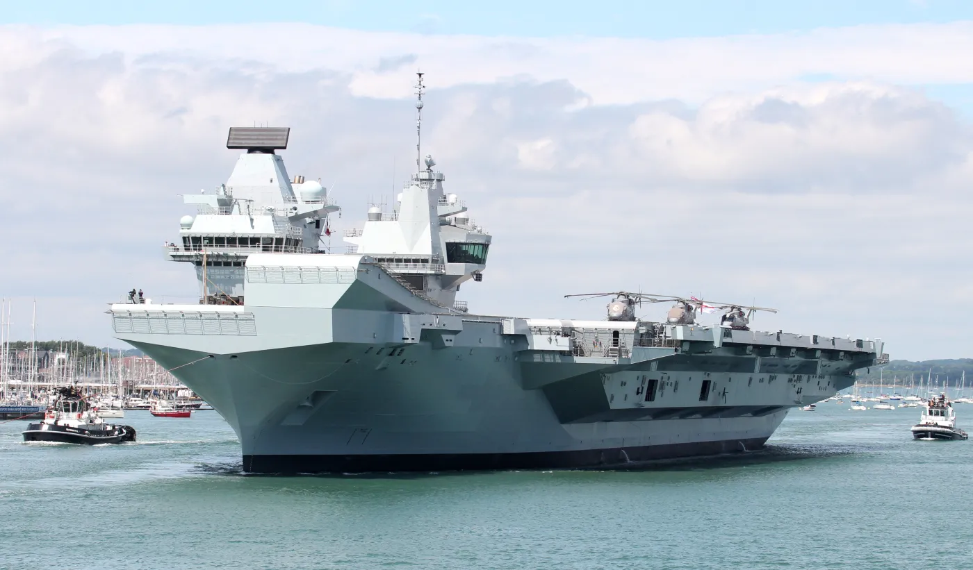 Najnowszy lotniskowiec Royal Navy wycofany z manewrów NATO. Zaczął rdzewieć