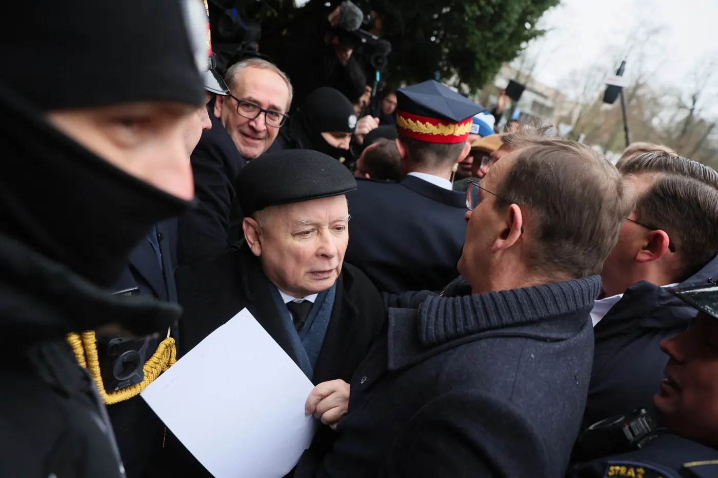 Kaczyński przed Sejmem o "bandzie złodziei". Tusk reaguje