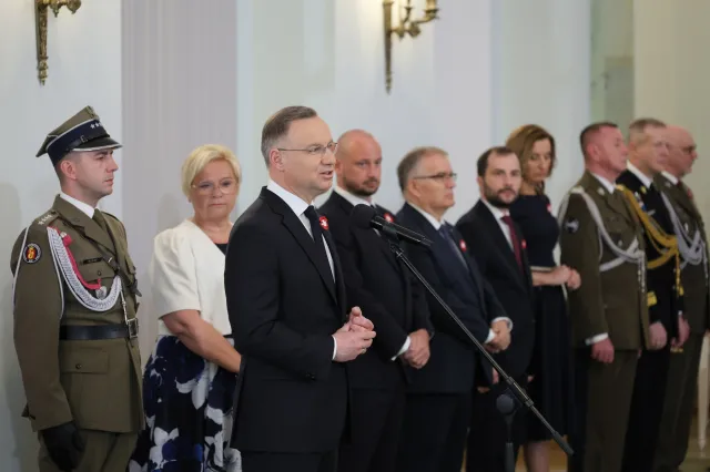 Prezydent wręczył akty mianowania nowych dowódców. Kim są ci generałowie?