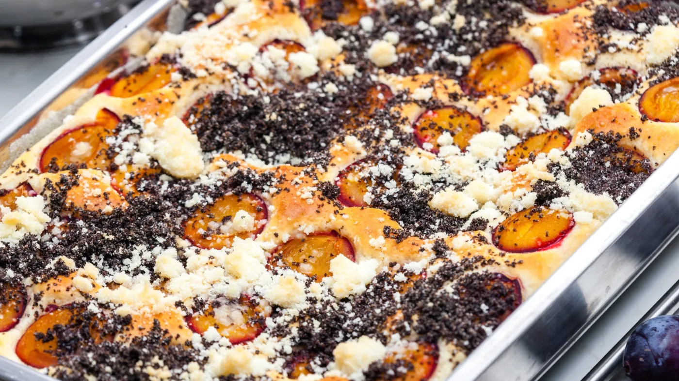 Plum,Pie,With,Poppy,Seeds,And,Crumble