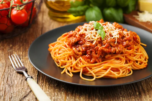 Dziś Dzień Spaghetti. Najlepsze jest to z sosem bolońskim? Włoski kucharz ma inne zdanie