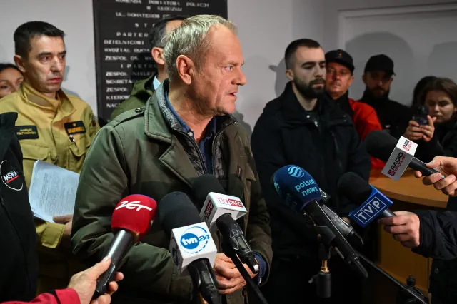 Premier Ukrainy obiecuje wysłanie ratowników. Tusk: To poruszające