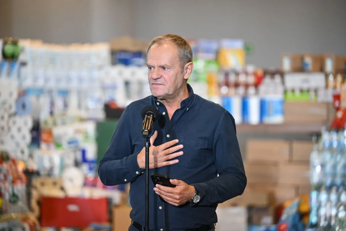 Tusk: Sprawdzę, jak działa system pomocy. W razie potrzeby zdyscyplinuję urzędników