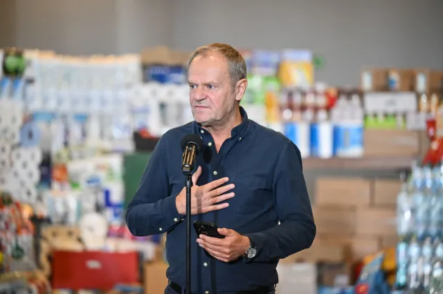 Tusk: Sprawdzę, jak działa system pomocy. W razie potrzeby zdyscyplinuję urzędników