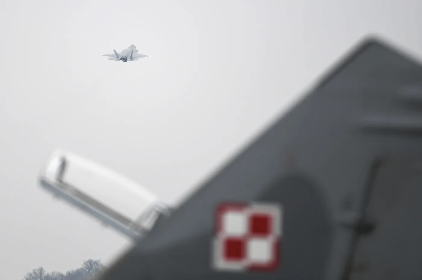 Myśliwiec F-35 (w tle)