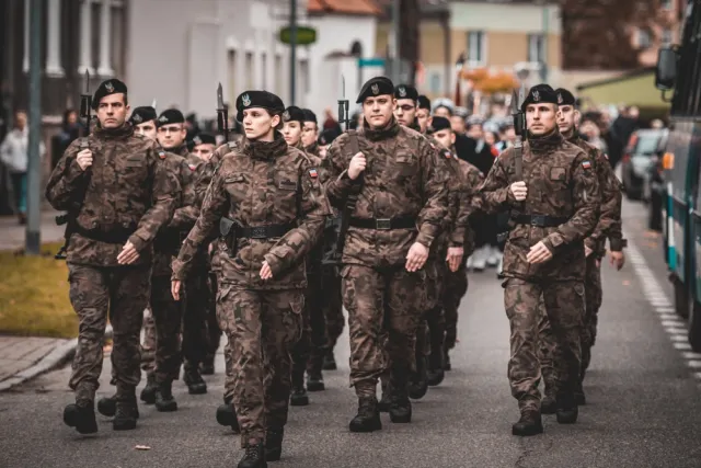 Te osoby jako pierwsze mogą dostać wezwanie do wojska. Wśród nich "grupa kobiet"