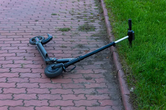 7 zabitych, setki rannych. Jazda na hulajnodze coraz częściej kończy się tragedią