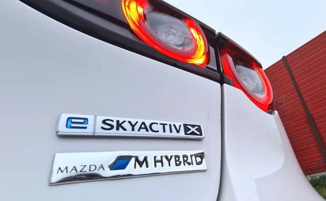 Mazda 3 e-Skyactiv X jedzie pod prąd. Silnik spalinowy ma przyszłość