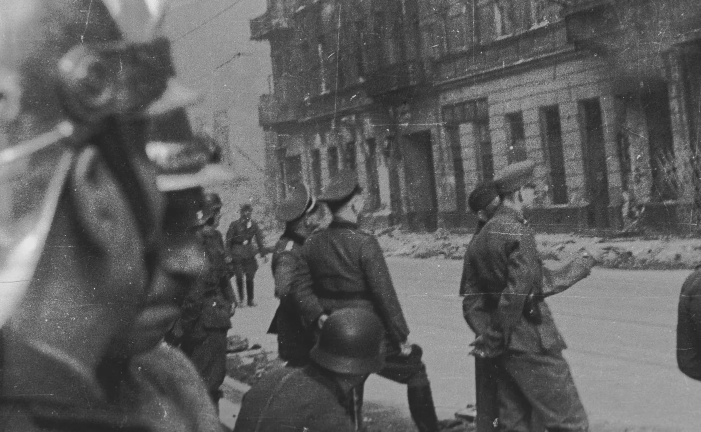 Wstrząsający polski film od dziś w streamingu. Tych zdjęć świat miał nie zobaczyć
