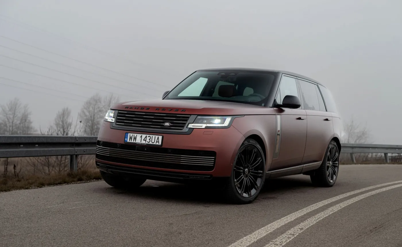 Sylwetka boczna Range Rovera SV na drodze, luksusowy SUV brytyjskiej marki, symbol sukcesu na polskim rynku motoryzacyjnym
