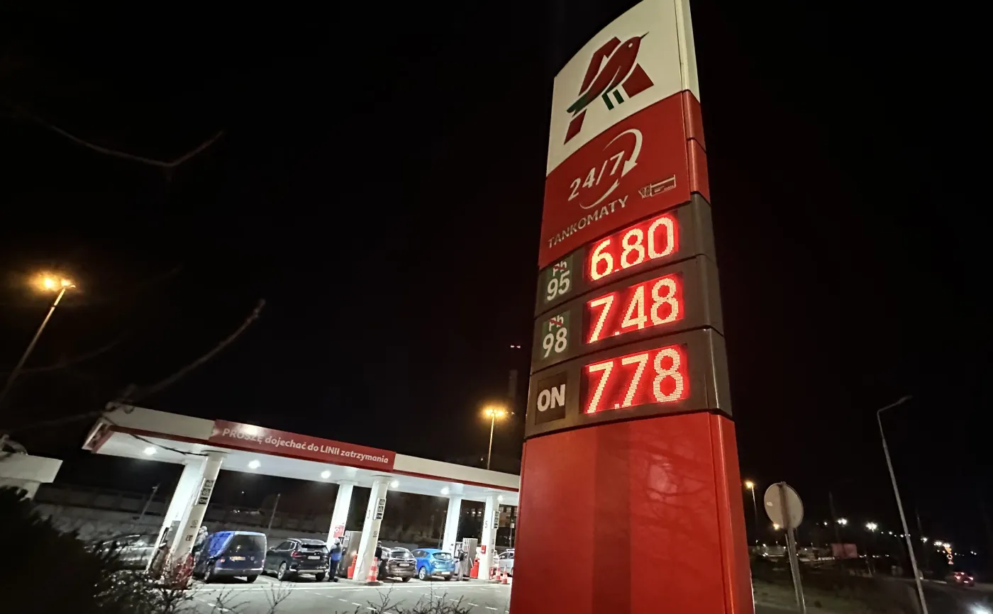 Sobota: Wielkie tankowanie za 6,80 zł. Na tych stacjach benzyna 95 jest najtańsza [LISTA]