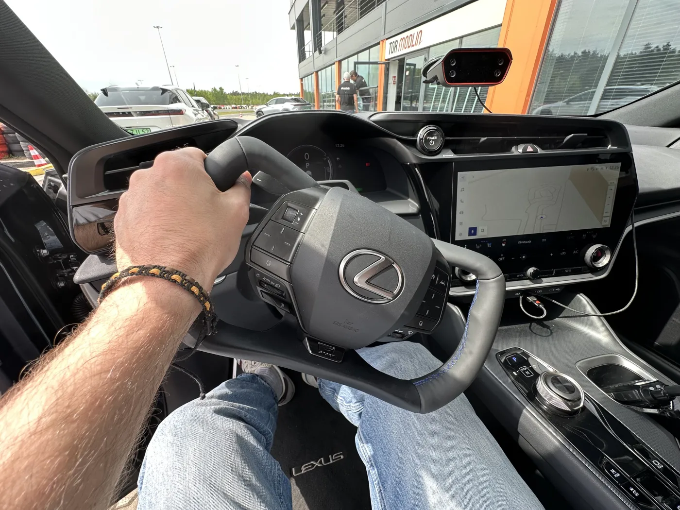 Nowy Lexus RZ 550e