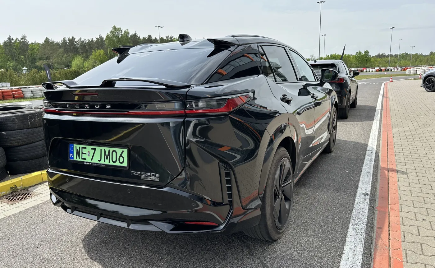 Nowy Lexus RZ 550e