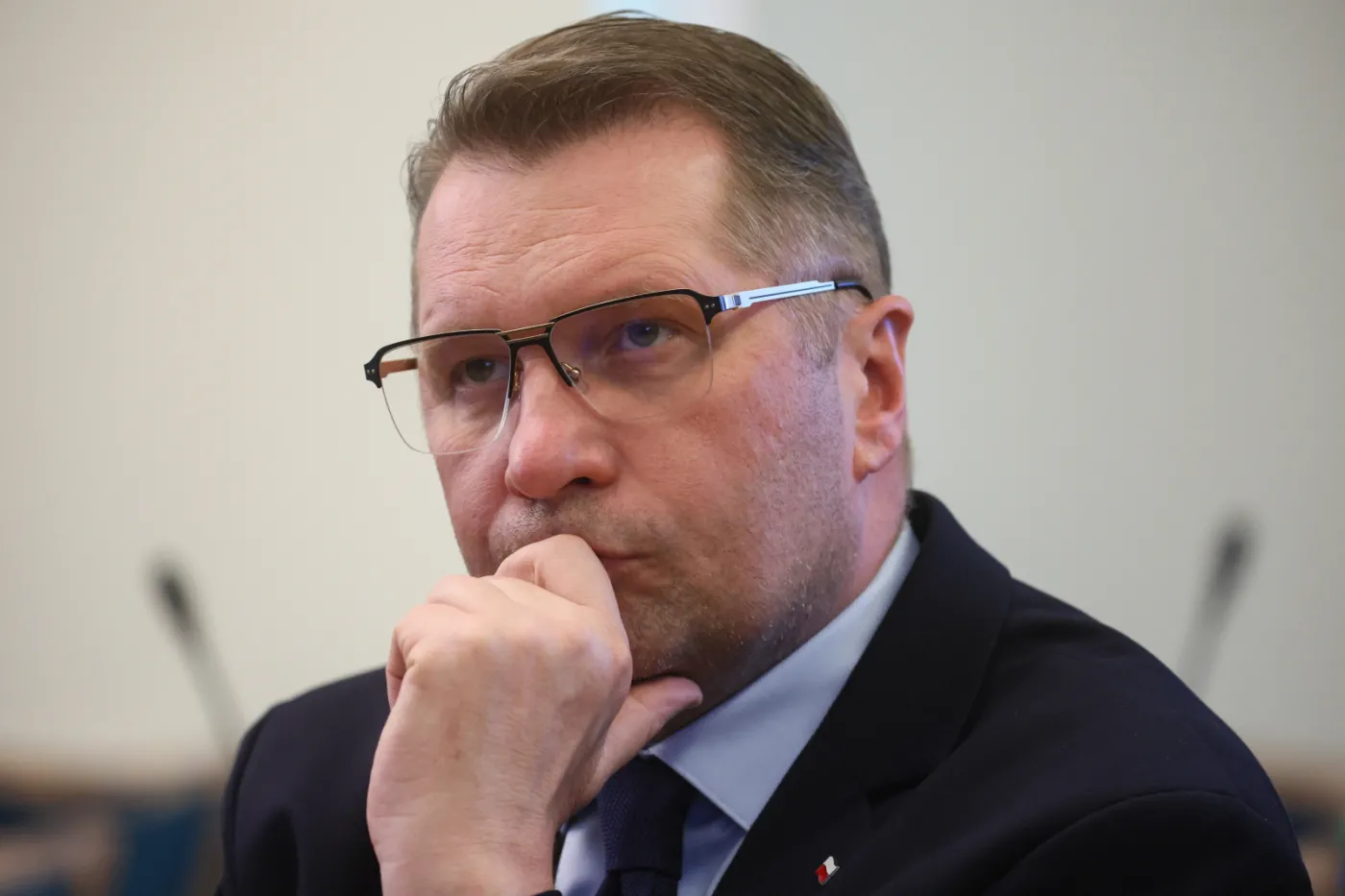 Miał demontować, ale zostawia. Zaskakujący warunek Czarnka w sprawie paneli na własnym domu