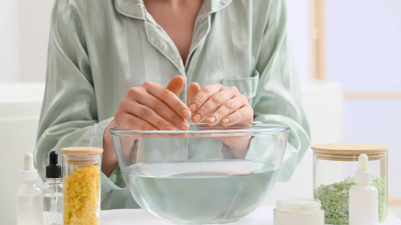 Przepis na walkę z suchą i szorstką skórą dłoni. Wsyp ten produkt do miski z wodą