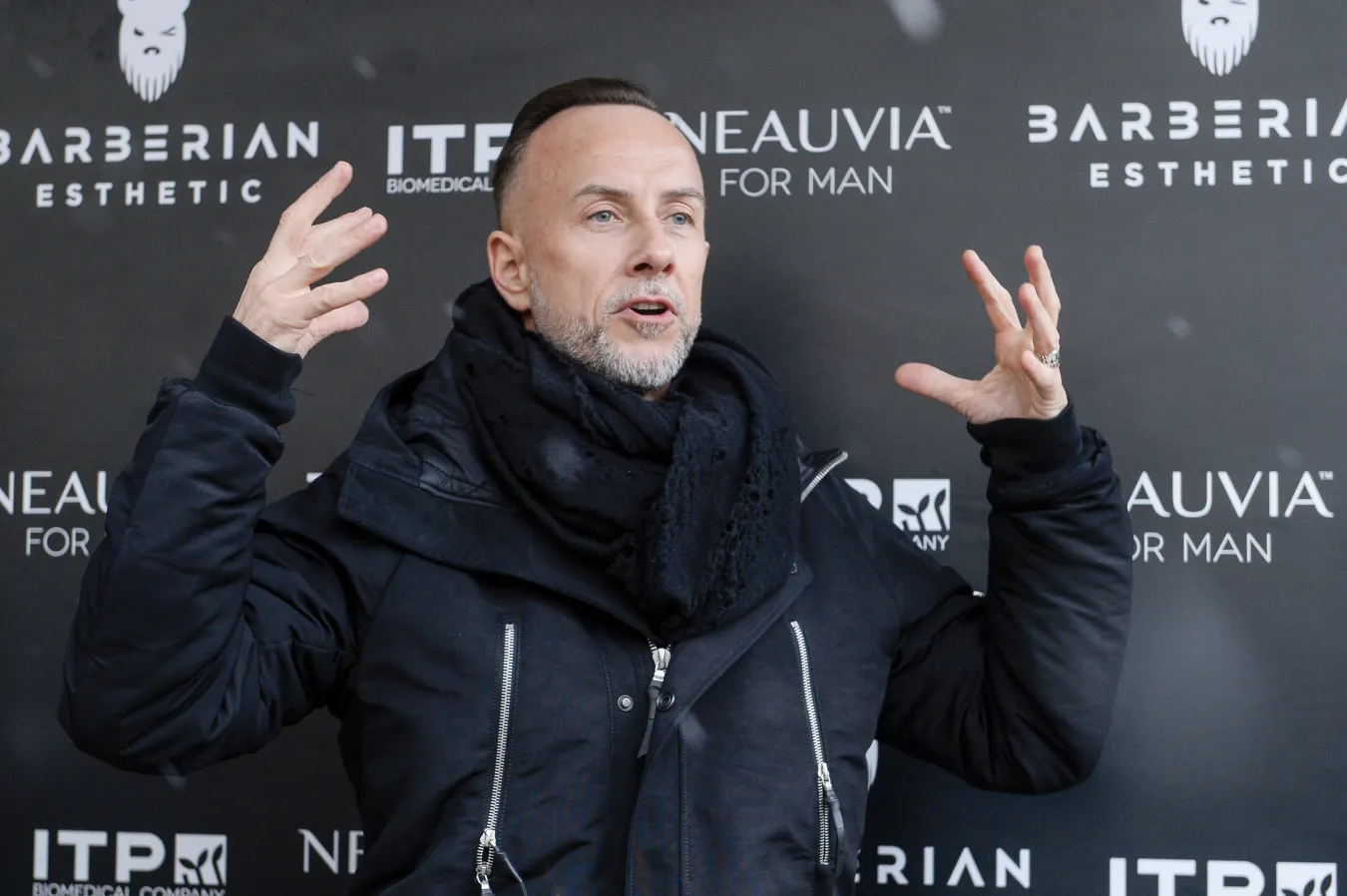 Nergal śpiewa po polsku. Posłuchaj "Męstwa" Me and That Man