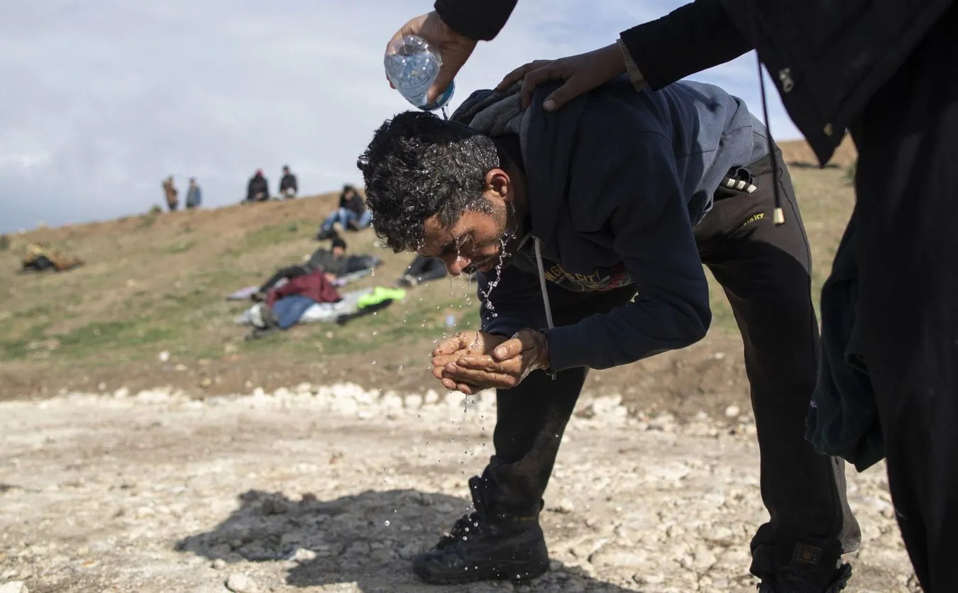 Gazem w migrantów. Znów niespokojnie na granicy Grecji z Turcją