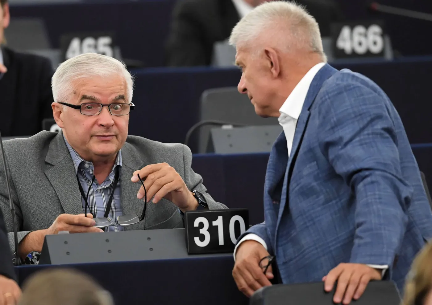 Cimoszewicz i Belka w kwarantannie. Podróżowali samolotem z zakażoną koronawirusem osobą