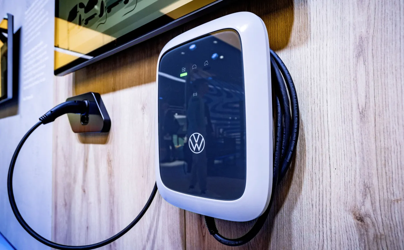 W najbogatszej wersji ładowarka ID.Charger Pro może się łączyć z innymi urządzeniami cyfrowymi i ma wbudowany licznik energii