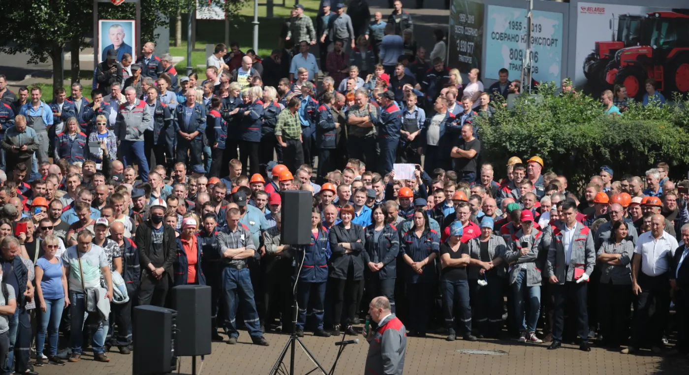 Demonstranci na wiecu w centrum Mińska żądają wolnych wyborów i dymisji Łukaszenki