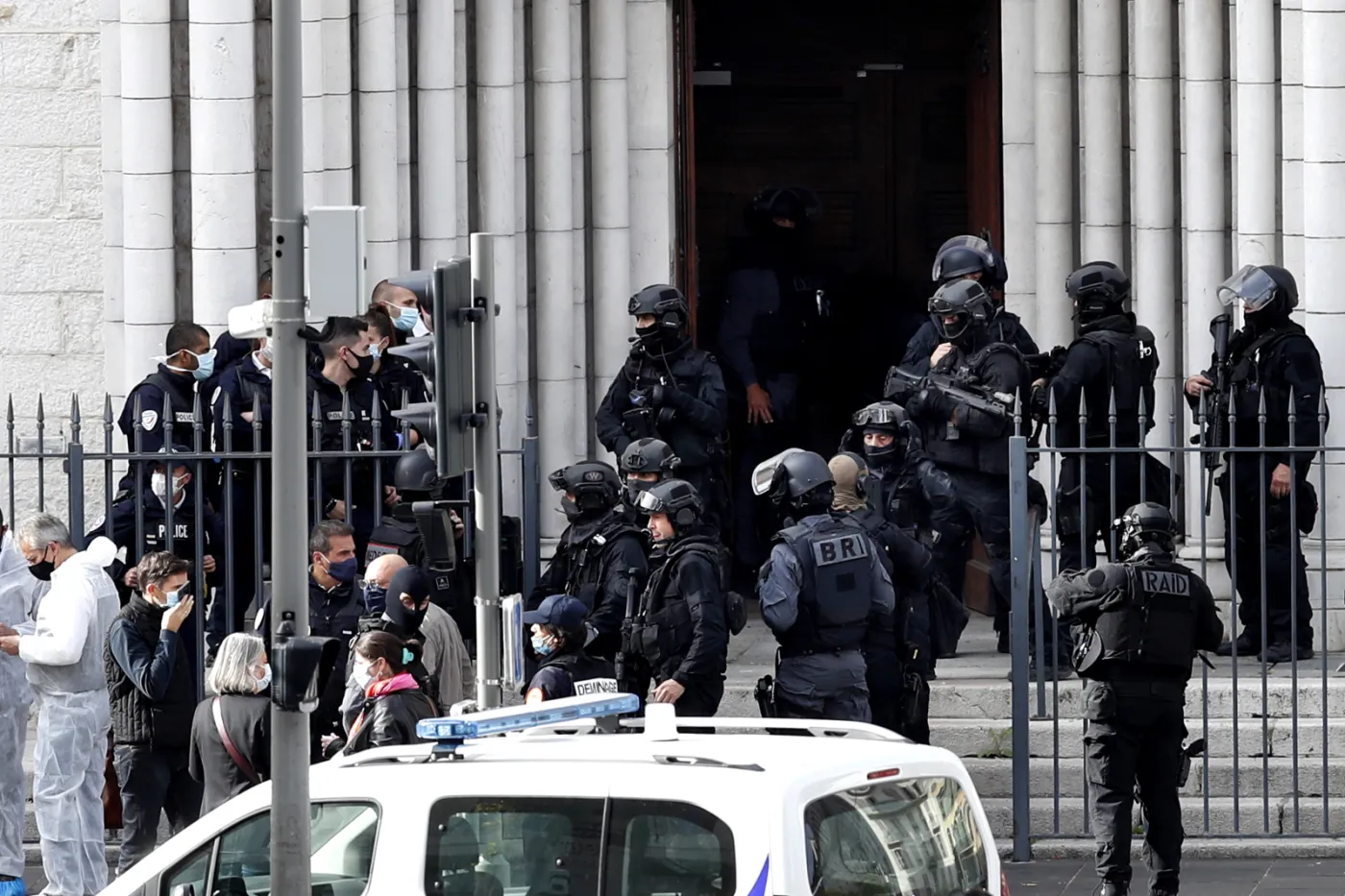 Macron: To "islamistyczny atak terrorystyczny" na Francję. Liczba żołnierzy na ulicach wzrośnie do 7 tys.
